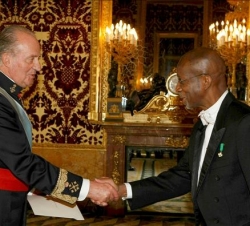 Su Majestad recibe el saludo nuevo embajador de Jamaica, Burchell Thony Whiteman