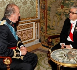 Su Majestad el Rey conversa con el embajador de la República Portuguesa, Alvaro José Costa de Mondonça e Moura