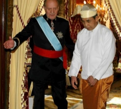 Su Majestad con el nuevo embajador de la Unión de Myanmar, U Saw Hla Min