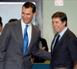 Don Felipe acompañado por el presidente de La Sexta, Emilio Aragón