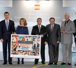 Sus Altezas Reales los príncipes de Asturias acompañados por el presidente del Comité Olímpico Español, Alejandro Blanco, y el Equipo Olímpico de Balo
