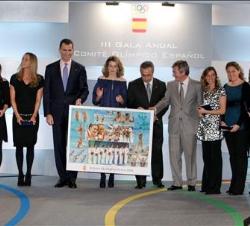 Don Felipe y Doña Letizia acompañados por el presidente del Comité Olímpico Español, Alejandro Blanco (c), y el Equipo Olímpico de Natación Sincroniza