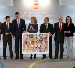 Los Príncipes de Asturias acompañados por el presidente del COE, y el Equipo Olímpico de Ciclismo