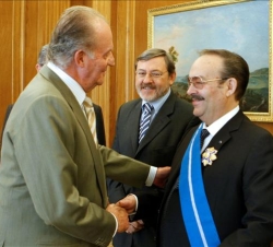 Don Juan Carlos recibe el saludo del presidente de la Asociación de Comités Olímpicos Nacionales, Mario Vázquez Raña, en presencia del presidente del 