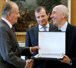 Su Majestad el Rey hace entrega del Premio al profesor Pablo Salvador Coderch