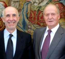 Don Juan Carlos junto al galardonado con el XIX Premio FIES de Periodismo