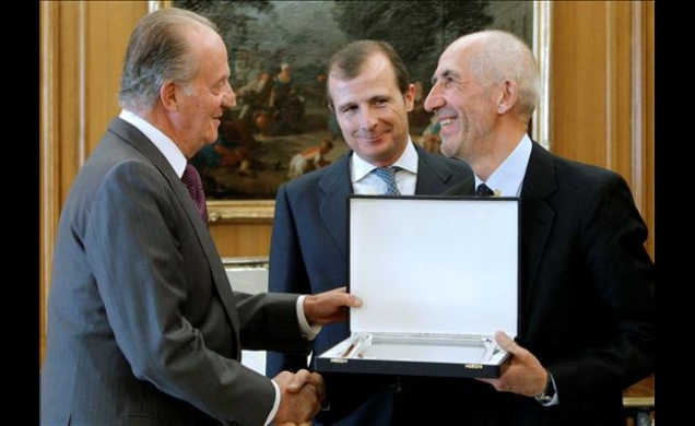 Su Majestad el Rey hace entrega del Premio al profesor Pablo Salvador Coderch