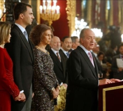 Don Juan Carlos, durante sus palabras, junto a Doña Sofía y los Príncipes de Asturias