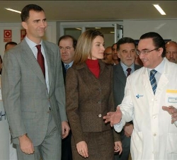 Sus Altezas los Príncipes de Asturias reciben explicaciones del director del hospital
