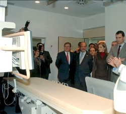 Los Príncipes de Asturias reciben explicaciones sobre el material del nuevo hospital