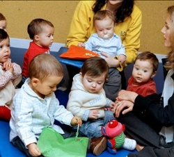 Doña Letizia junto a unos niños en la guardería de Aldeas Infantiles SOS