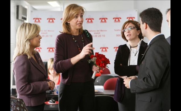 Doña Cristina conversa con la secretaria general de Políticas de Igualdad, Isabel Martínez Lozano, y el director y la subdirectora del Teléfono ANAR, 