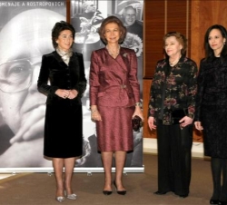 La Reina, con la ministra de Vivienda, la presidenta de la Fundación Albéniz y Natalia Shakovskaya
