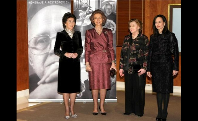 La Reina, con la ministra de Vivienda, la presidenta de la Fundación Albéniz y Natalia Shakovskaya