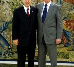 Don Juan Carlos acompañado por el Secretario General de Naciones Unidas, Ban Ki-moon