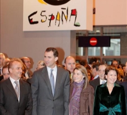 Los Príncipes de Asturias acompañados por los ministros de Industria, Miguel Sebastián, y Fomento, Magdalena Alvarez durante la inauguración