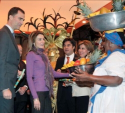 Los Príncipes de Asturias charlan con varias personas en su visita al stand de Colombia