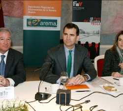 Sus Altezas Reales, con el presidente de la Región de Murcia, en la reunión de trabajo