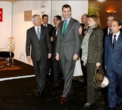 Don Felipe y Doña Letizia, durante su visita a la exposición de muebles, acompañados por el presidente de la Región de Murcia y el alcalde de Yecla