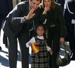 Los Príncipes de Asturias bromean con una niña durante su visita a Yecla