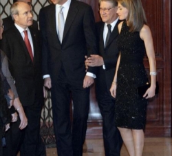 Don Felipe y Doña Letizia junto al presidente de la Generalitat y el presidente de Caixa Sabadell