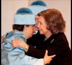 Doña Sofía felicita a los Duques de Soria tras la investidura como Honoris Causa