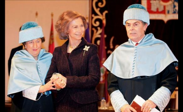 Su Majestad la Reina acompañada por los Duques de Soria durante la investidura