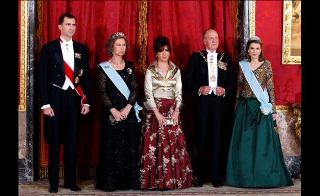 Sus Majestades los Reyes, acompañados de Sus Altezas Reales los Príncipes de Asturias, y de la Presidenta de la Nación Argentina, Cristina Fernández d