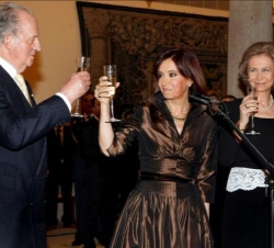 Sus Majestades los Reyes brindan con la Presidenta de la Nación Argentina, Cristina Fernández de Kirchner, durante la recepción