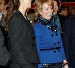 Doña Elena, acompañada por la presidenta de la Comunidad de Madrid
