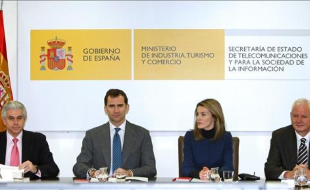 Don Felipe y Doña Letizia durante la reunión, junto al secretario de Estado de Telecomunicaciones y para la Sociedad de la Información, Francisco Ros 