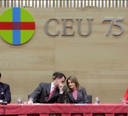 Don Felipe y Doña Letizia, en la mesa presidencial, junto a la presidenta de la Comunidad de Madrid y el presidente de la Fundación Universitaria San 