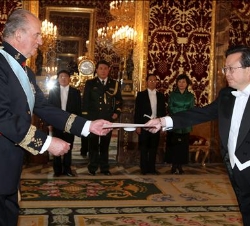Don Juan Carlos recibe la credencial del embajador chino