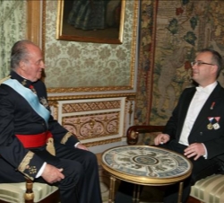 Su Majestad conversa con el embajador de la República de Croacia
