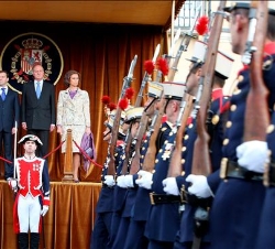 Los Reyes y el Presidente Medvédev y su esposa, durante el desfile militar