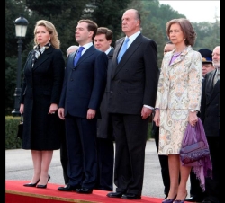 Sus Majestades y el Presidente de Rusia y su esposa, durante la interpretación de los himnos nacionales