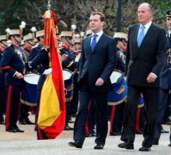 Don Juan Carlos y el Presidente Medvédev pasan revista a la Compañía de Honores de la Guardia Real