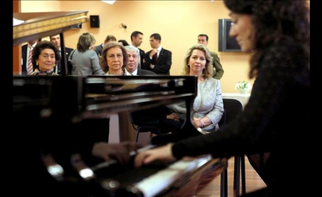 Su Majestad la Reina junto a la esposa del Presidente de la Federación de Rusia y la presidenta de la Fundación Albéniz