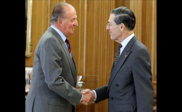 Don Juan Carlos saluda al director de la Cátedra del Museo Nacional del Prado 2009, Philippe de Montebello