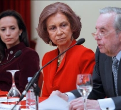 Su Majestad la Reina junto al presidente de la Fundación José Ángel Sánchez Asiaín