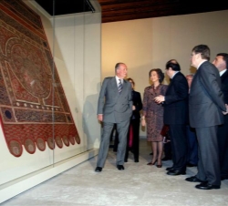 Sus Majestades los Reyes durante la visita al Museo de Telas Medievales
