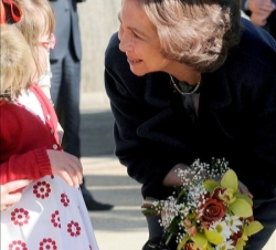 Su Majestad recibe el saludo de una niña del centro