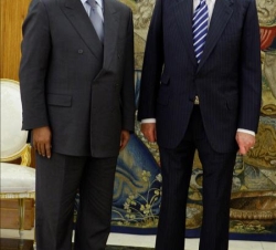 Don Juan Carlos acompañado por el presidente de la Comisión de la Unión Africana, Jean Ping