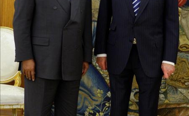 Don Juan Carlos acompañado por el presidente de la Comisión de la Unión Africana, Jean Ping