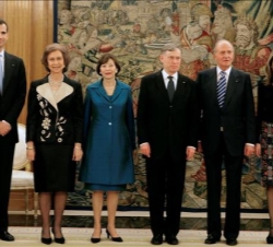 Sus Majestades los Reyes, acompañados de Sus Altezas Reales los Príncipes de Asturias, el Presidente alemán, Horst Köhler, y su esposa, Eva Luisa