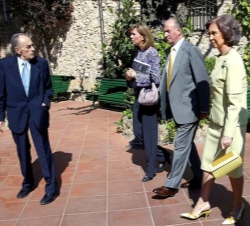 Sus Majestades los Reyes y Su Alteza Real la Infanta doña Cristina durante la visita que han realizado al Museo Dalí acompañados por el presidente de 