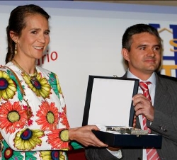 Doña Elena entrega el Premio Espíritu de Equipo al profesor Francisco García