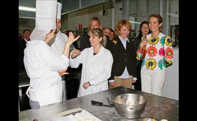 Su Alteza Real y la presidenta de la Comunidad de Madrid, durante su recorrido por las instalaciones