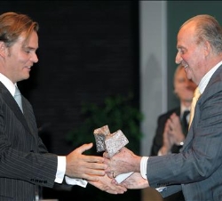 Don Juan Carlos entrega el galardón en la categoría de Televisión al chileno Amaro Gómez-Pablos