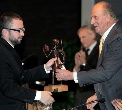 Su Majestad el Rey entrega a Julián Orlando Isaza Niño el Premio Don Quijote de Periodismo